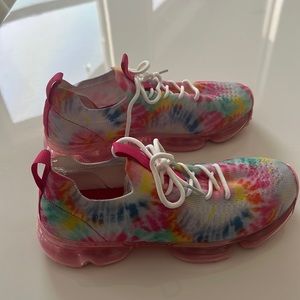 Size 6 1/2 tie die sneakers